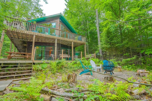Get To The Lake! Canoes & kayaks included. Sand bottom swimming + good fishing!