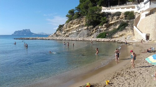 HOT TUB. RISCALDAMENTO CENTRALIZZATO. PISCINA RISCALDATA E CONDIZIONE ARIA. WiFi, SKY TV. 12 minuti a piedi per b