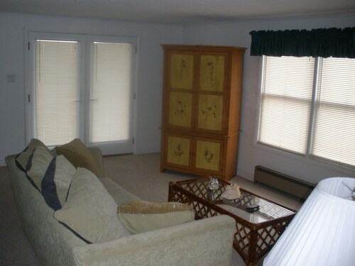 Historic District Ocean Block Lbi Duplex with free tram to the beach
