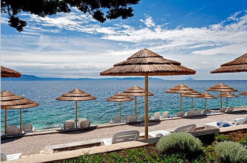 Modern Villa w / pool, a few minutes from the sea, surrounded by nature