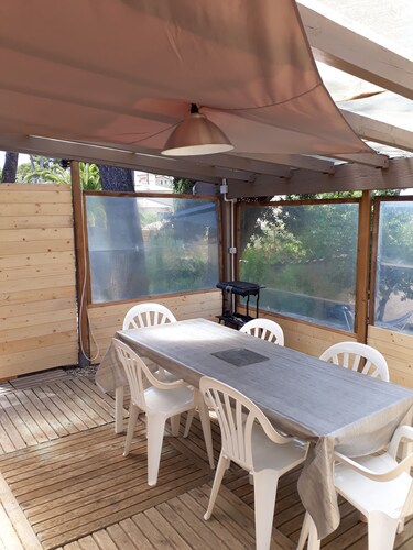 Villa with sea access on foot!  Quiet and large shady garden