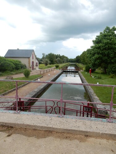 Beau village calme et bourguignon à proximité des commodités locales.