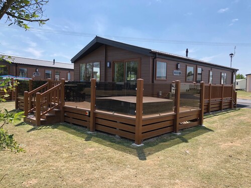 Lakeside Luxury Lodge, 3 Bedrooms, Private Fishing Jetty, Hot Tub