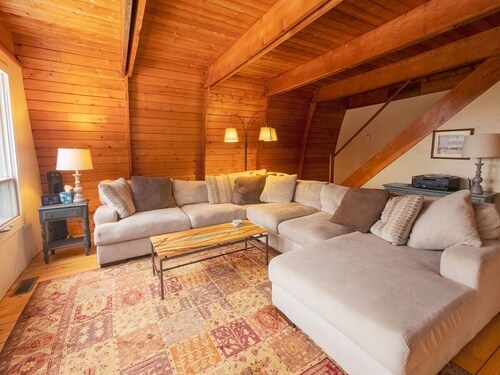 Cozy Bow House Perched in Trees w/ Hot Tub & View