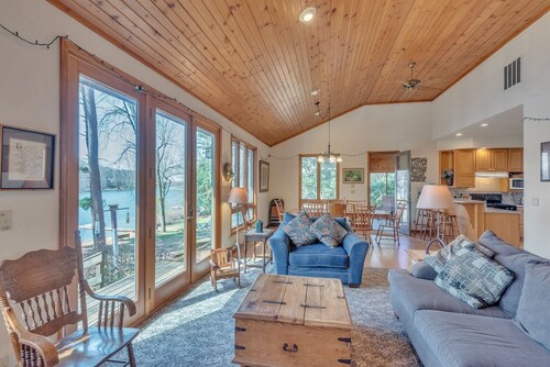 Ideal for family reunions! 5 bedrooms, 3 bathrooms, private beach.