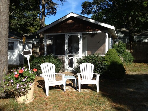 Charming Cabin for 2 w pool, 1mile to ocean, BBQ, Pet ok, walk to mini golf/food