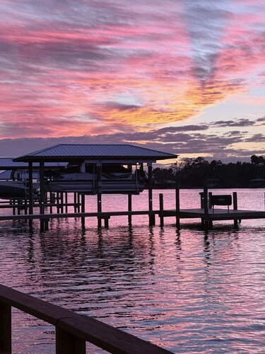 River Front Marina - Great River View! Boat Slip avail. Pool, Kayaks & Bikes!