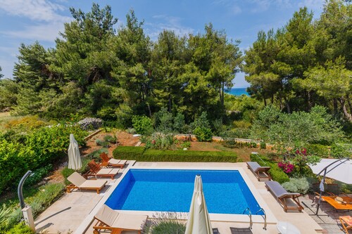 Große Familien-Villa mit Pool, ruhige und grüne Lage, nur 2 Minuten zu Fuß zum Strand