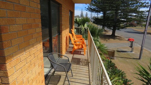 WOODY WONDER UNIT 1 - PARK VIEWS WITH AIRCONDITIONING