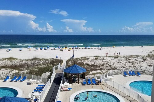 ★ sleeps 7 ★4 pools/Pool Side Bar ★ Private Beach Access★