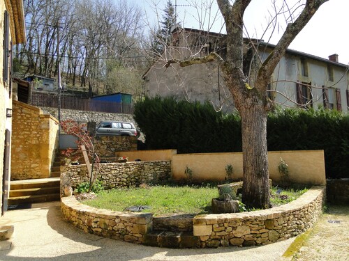 JOLIE MAISON PERIGOURDINE EN PIERRE TRES CALME PROCHE BERGERAC
