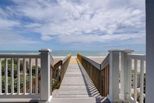 Family Friendly - Beachfront, Pool, Hot Tub, Elevator