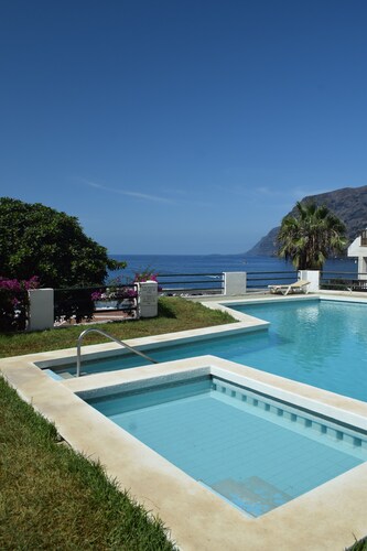 Luxury apartment enjoying premier location in the seaside resort of Los Gigantes