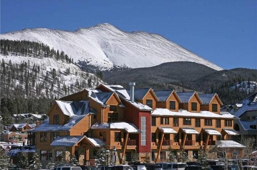 Gorgeous views, located downtown, private hot tub, remodeled!