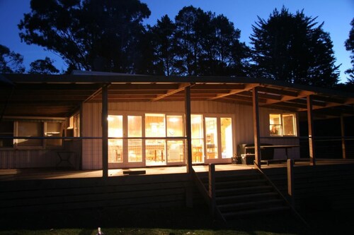 Private & tranquil waterfront house & property in Eildon's exclusive Taylor Bay