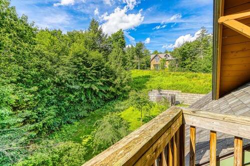 Charming & spacious two-story townhome with balcony - close to Okemo