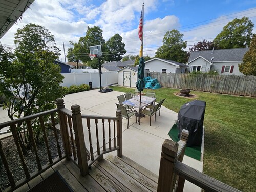 STAY AT THE LUXURY TUNDRA HOUSE! A BLOCK TO LAMBEAU! OPEN FOR RAVENS GAME 12/27
