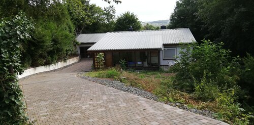 Detached vacation home with 3 bedrooms in a natural garden.