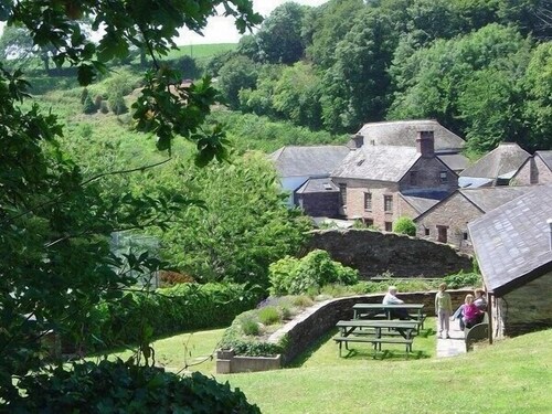 Converted barn. Shared pool, tennis, snooker, games, golf, grounds. South Devon