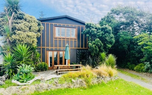 Beachfront, rustic, sunny 3 bdrm house, with birdlife.