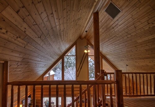YOU'VE ARRIVED! Beautiful Log Cabin! Business License #16786