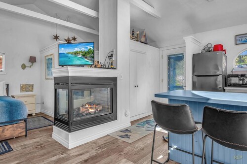 Comfortable, Cozy, Honeymoon Cottage, Ocean Views, Whale Watching in Depoe Bay