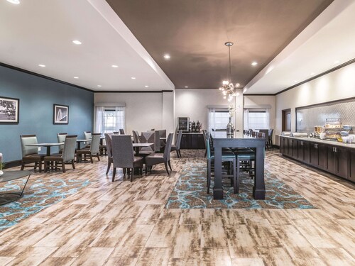 La Quinta Inn & Suites by Wyndham Dallas Grand Prairie South