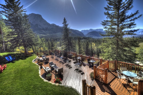 Overlander Mountain Lodge