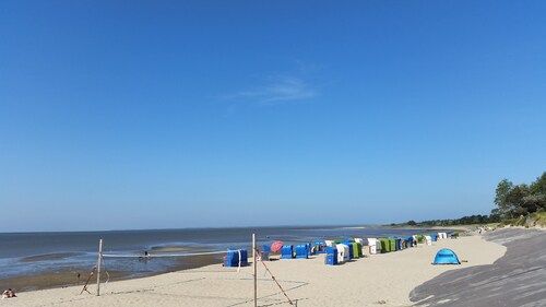 Meerblick, frisch Renoviert, Sonnen-Balkon, direkt am Meer und Stadtnah, WLAN