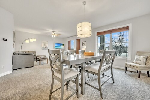 Cass Bay Retreat at Stone Fountain with Pool