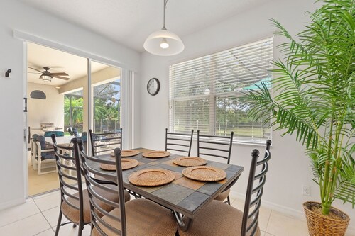 Beautiful Villa, Private Pool facing SW, Spa, Games Room, 20 min from Parks.