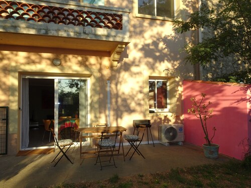 Appartement mit 2 Räumen , Terrasse, großer Garten, großer Pool in Meeresnähe