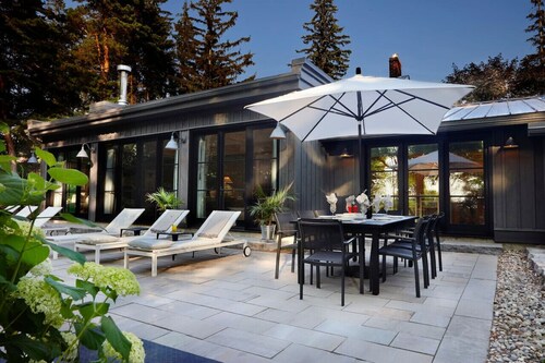 Luxurious farmhouse on Westlake Shore Sandbanks