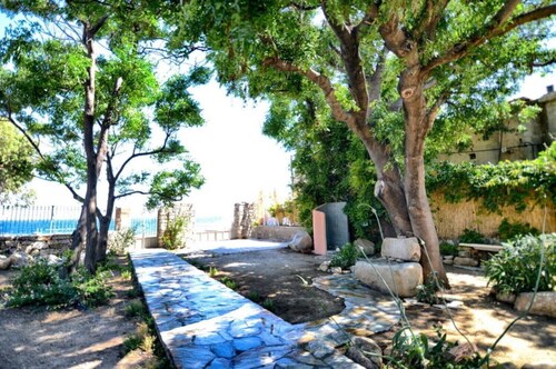 New,uniquely cozy place,waterfront garden,actual steps to crystal clear beach -