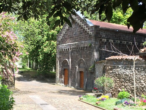 Welcoming house in the center of the medieval village, just 30 km from the sea.