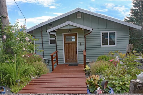 Seaside Garden House Located Near The Marina.