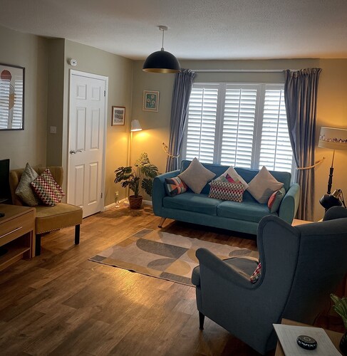 Delightful seaside cottage, central, quiet with free parking. Sleeps 5.