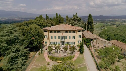Exclusive Villa 18th century, with pool. Fine winery in Chianti central Tuscany