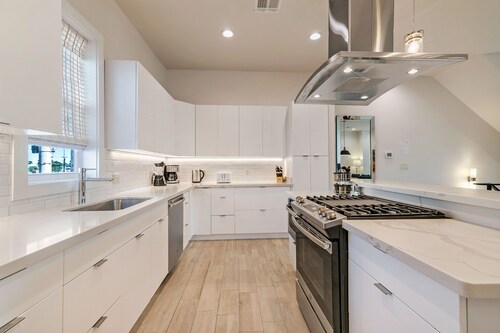 Modern 4BR Townhouse Near French Quarter