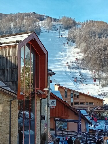 Apartment for 6-8 people, 65 m². South-facing terrace. In the heart of the village at the foot of the slopes.