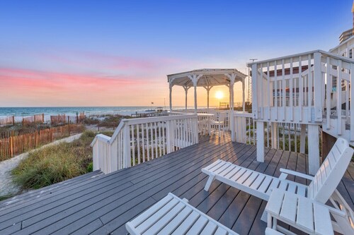 Sandy Feet Retreat *Beach Front!*