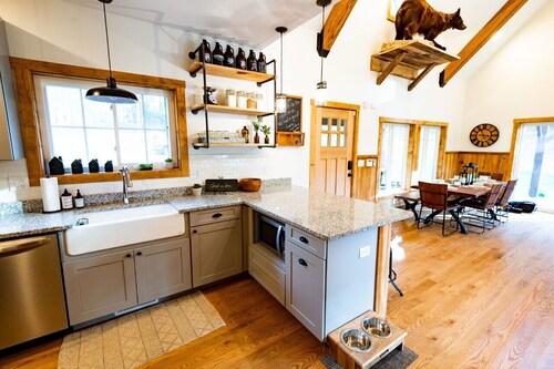 Berry Hill Lake - Cabin w/ NEW Infinity Pool - Pet Friendly - Private Lake