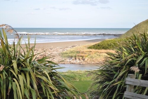 Relaxing beach bach with sea views