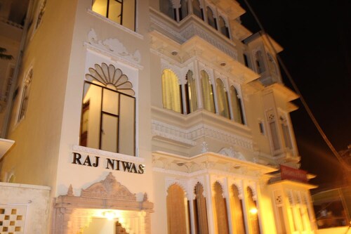 Hotel Raj Niwas