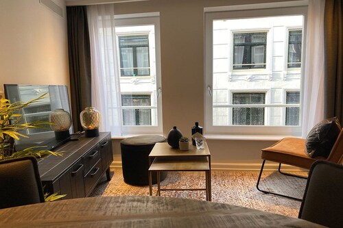 Damrak Short Stay Amsterdam