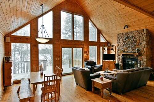 Beautiful Cedar Chalet Lake Cabin on Middle Lake!!!