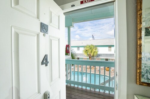 Salty Kisses Seaside Condo just steps to the beach and fishing pier