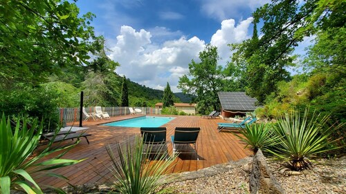 Hübsches Haus mit allem Komfort, großer beheizter Pool, 6ac schöne Anlage, Aussicht