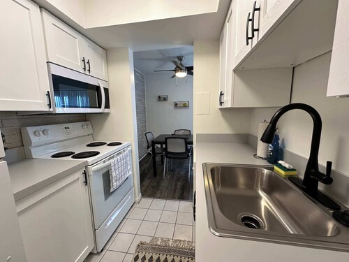 Stay Near U of M! Cozy Ann Arbor Apartment