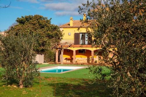 Maison avec piscine privée, isolée et très calme en bout de ville.